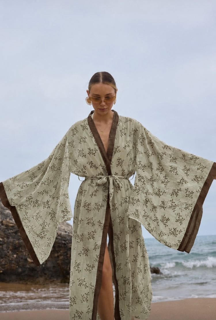 Nakış Detaylı Uzun Kırmızı Kimono