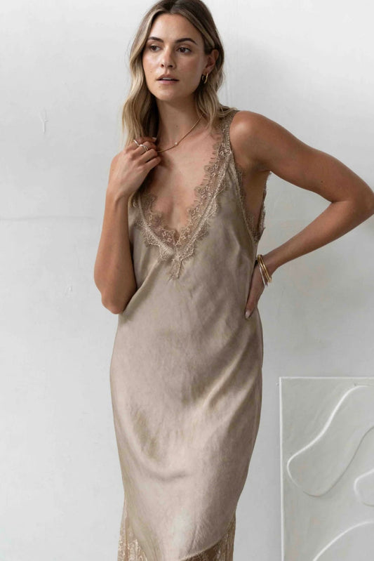 İthal İpek Dantel Detaylı Elbise