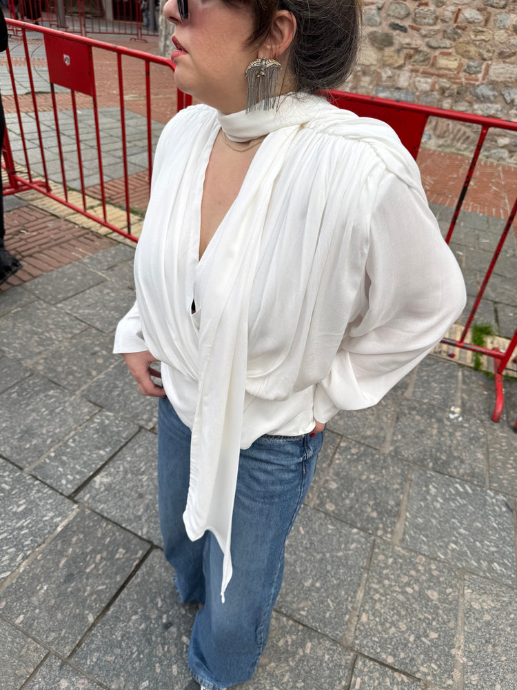 Vatkalı Ve Şal Detay Tasarım Bluz