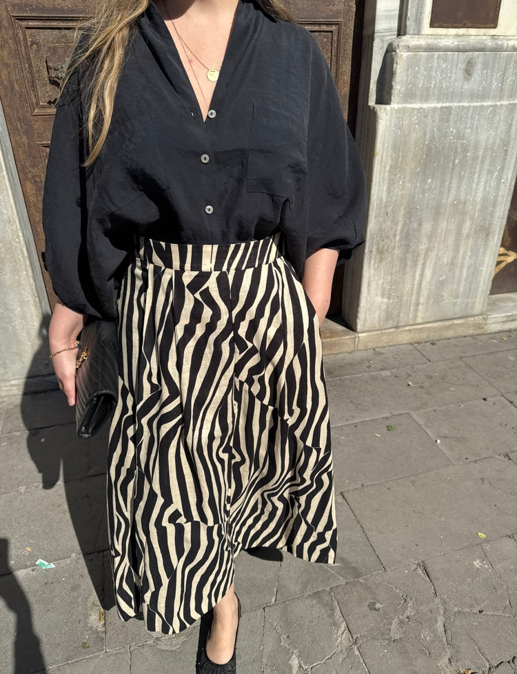 İçi Astarlı Siyah Desenli Etek