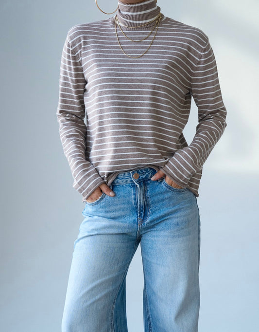 Dik Yaka Çizgili Kazak