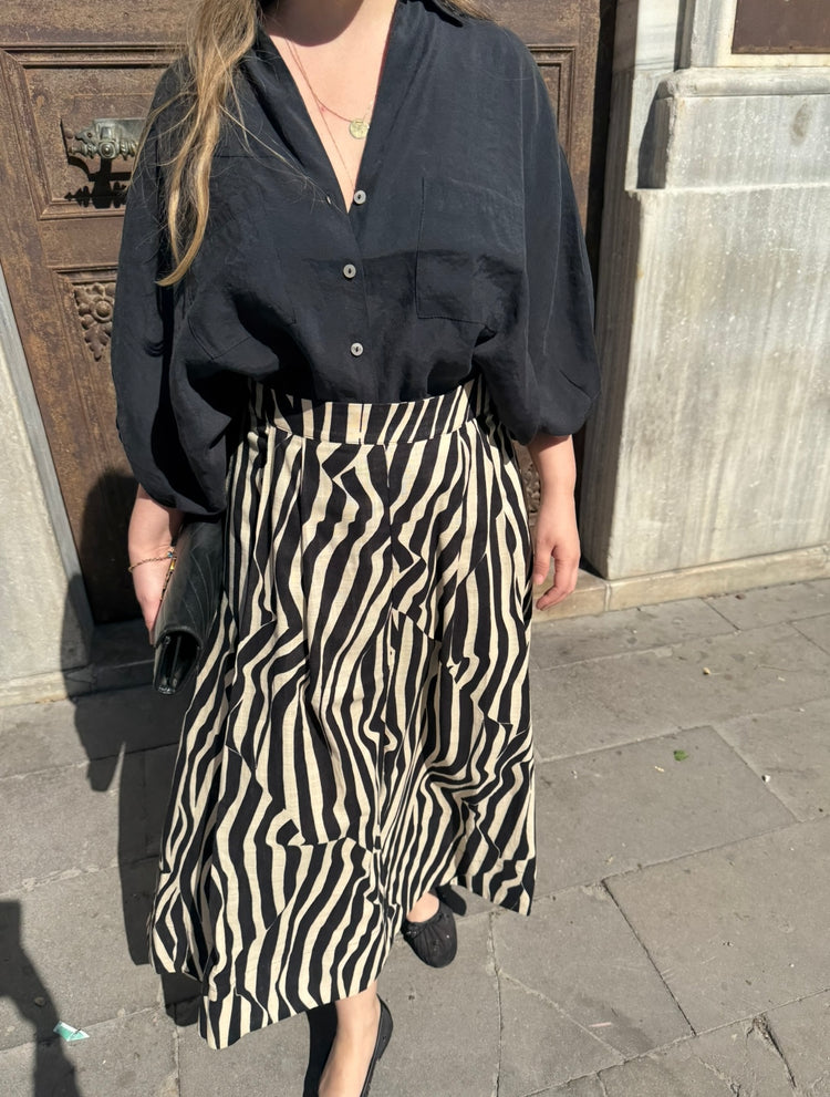 İçi Astarlı Siyah Desenli Etek