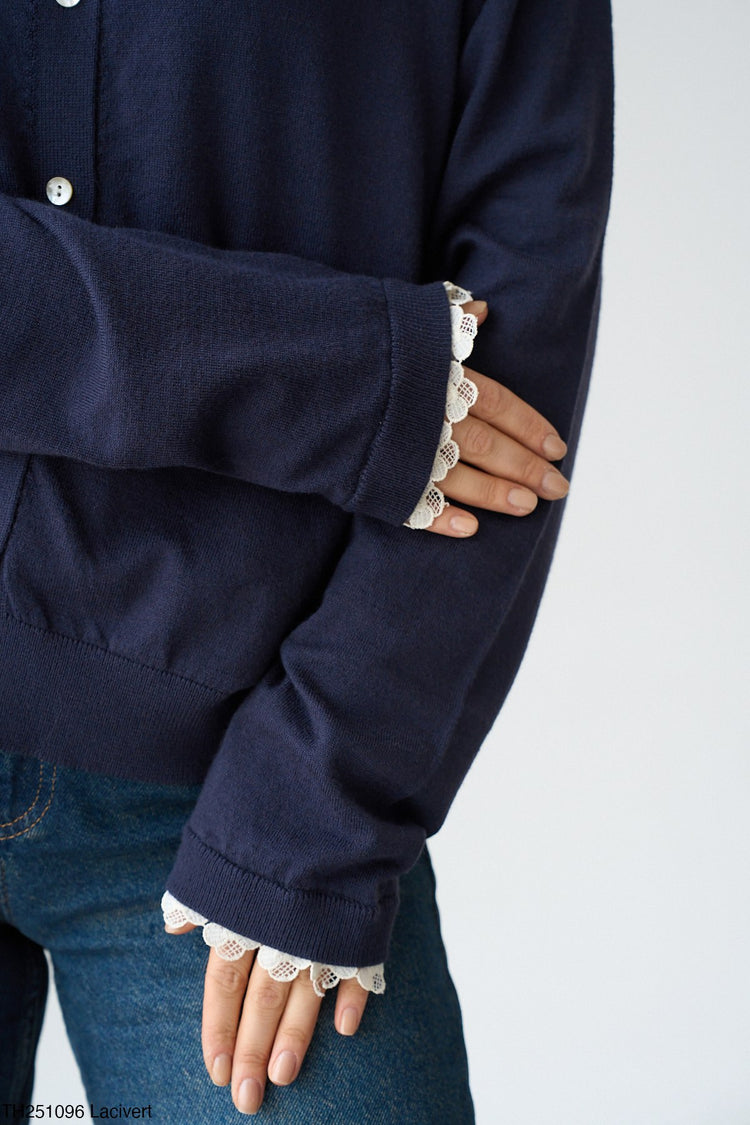 Yakası Ve Kolları Dantel Detaylı Hırka